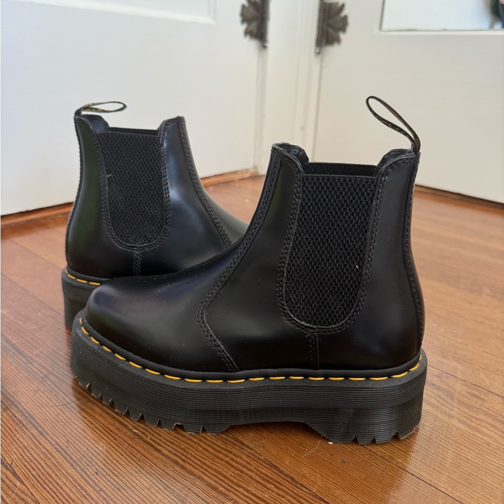 platform dr. Martens chelsea boots, black, size 5, never worn!